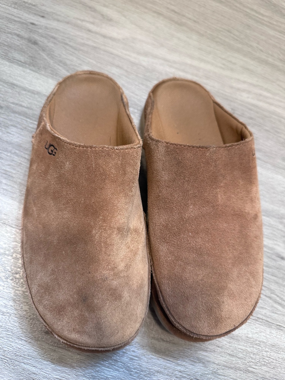 UGG Goldenstar Clogs in Chestnut Brown